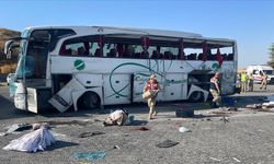 Otomobille çarpışan otobüsün devrilmesi sonucu 2 kişi öldü, 25 kişi yaralandı