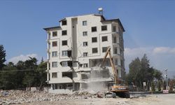 Ağır hasarlı binaların kontrollü yıkımı sürüyor