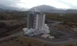 Hasarlı 17 katlı bina, 140 kilo dinamitle yıkıldı