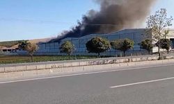 Tekstil fabrikasının deposunda çıkan yangına müdahale ediliyor