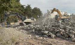 Türkoğlu'nda ağır hasarlı binaların yıkımı sürüyor