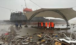 Fırtına nedeniyle ikiye bölünen geminin personeli tahliye edildi