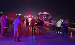 Servis minibüsü, TIR’a arkadan çarptı: 12 yaralı