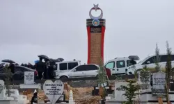 Depremde ölenlerin isimleri anıtta yaşatılıyor