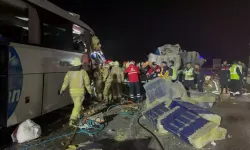 Yolcu otobüsü ile TIR çarpıştı: 1 ölü 37 yaralı
