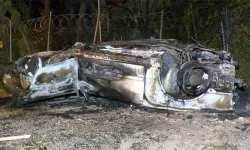 Kavşakta takla atıp yanan otomobilin sürücüsü olay yerinden kaçtı