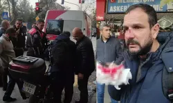 Minibüs sürücüsü, aracına motosikletiyle çarpan gazeteciyi darbetti