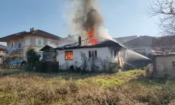 Felçli kadın ile oğlunu yanan evden komşuları kurtardı