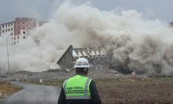 Kahramanmaraş'ta ağır hasarlı 11 katlı 3 bina patlayıcı kullanılarak yıkıldı