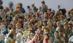 1500 parçalık mini biblo koleksiyonu için ülke ülke gezdi