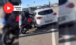 Yol kavgası kamerada, Motosiklet sürücüsünü kaskıyla dövdü