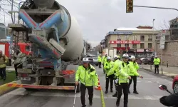 Beton mikseri mendil satan kadını ezdi
