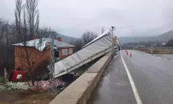 2 katlı evin üzerine bu kez de TIR uçtu