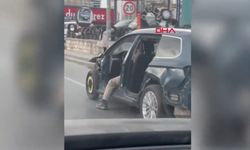 Ağır hasarlı otomobille trafiğe çıktı; ayağını dışarıya sarkıtarak ilerledi