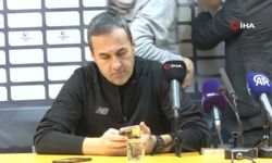 Basın toplantısında reklam panosu sorunu ilginç anlara sahne oldu