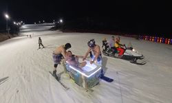 Kayak Merkezi'nde küvetle kayak yaptılar