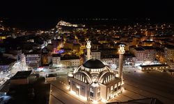 Ülke genelindeki camilerde ilk teravih namazı kılındı