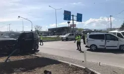 Minibüs ile hafif ticari araç çarpıştı: 15 yaralı