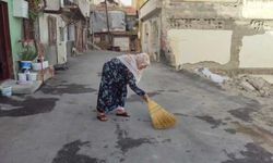 Fatma teyze her gün evinin önünü süpürerek çevreye örnek oluyor
