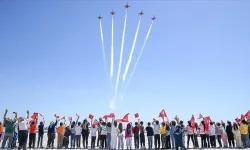 Türk pilotlar 23 Nisan coşkusu yaşattı!