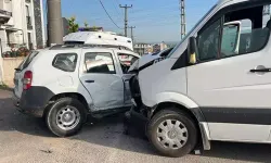 İşçi servis minibüsüyle otomobil çarpıştı: 7 yaralı