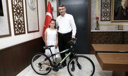Kahramanmaraş'ta Down sendromlu çocuğa bisiklet hediye edildi
