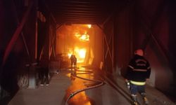 Kahramanmaraş'taki fabrikada yangını düşen yıldırımdan çıkmış, O anlar güvenlik kamerasında