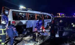 Yolcu otobüsü devrildi: 2 ölü, 34 yaralı