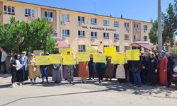 Adil Karaküçük okulu velileri öğretmenler için eylem yaptı