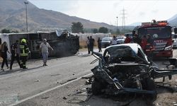 2 servis aracı ve otomobilin karıştığı kazada 2 kişi öldü, 35 kişi yaralandı