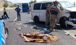 Lastiği patlayan minibüs, bariyerlere çarpıp takla attı: 1 ölü, 8 yaralı