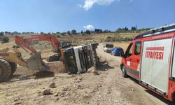 Kahramanmaraş’ta kum yüklü kamyon devrildi: 1 yaralı