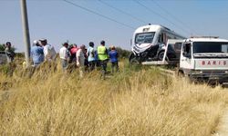 Trenin hemzemin geçitte çarptığı araçtaki 3 kişi öldü