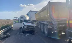 TIR ile servis minibüsü çarpıştı; 4 ölü, 6 yaralı