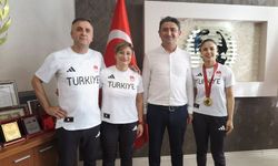 Goalball Kadın Milli Takımı, Kahramanmaraş’ta çiçeklerle karşılandı