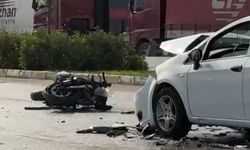 Ters şeritten gelen araç motosikletlae kafa kafaya çarpıştı, 1 ölü 1 yaralı