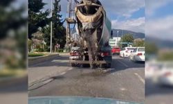 Beton mikserinin harcı karayoluna dökerek ilerlediği anlar kamerada