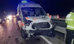 Ambulans ve iki otomobil çarpıştı; 1 ölü, 5 yaralı