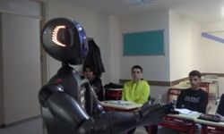 Türkiye’nin ilk insansı yapay zekalı robotu Ada, öğretmenliğe başladı