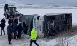 Kars'ta yolcu otobüsü, şarampole yuvarlandı: 23 yaralı