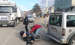 Motosiklet ile hafif ticari araç çarpıştı: 1 yaralı