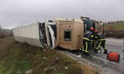 Yağış nedeniyle kontrolden çıkan tır devrildi; 1 yaralı