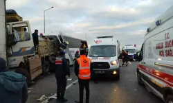 Yolcu otobüsü, park halindeki kamyona çarptı: 2 ölü, 24 yaralı