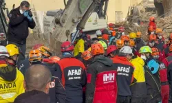 4 katlı binanın enkazında 1 kişi öldü, 1 kişi aranıyor; 4 gözaltı