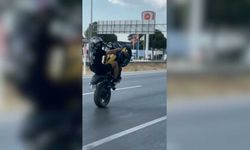 Motosiklette akrobatik hareketler polisin radarına takıldı