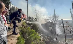 Yangından pencere camını kırarak kurtuldu; ev küle döndü