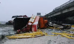 Çarpışan TIR ile Karayolları aracı köprüden uçtu: 2 ölü