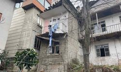 Çamaşır asmaya çıktığı balkon çökünce yaralandı