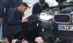 Üniversiteliler oto eksperliğini teorik ve pratik eğitimle öğreniyor