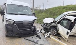 İşçileri taşıyan minibüs ile ticari araç çarpıştı: 13 yaralı